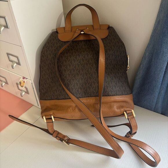 Michael Kors Raven Medium Backpack brown pebbled leather gold hardware - Picture 5 of 16